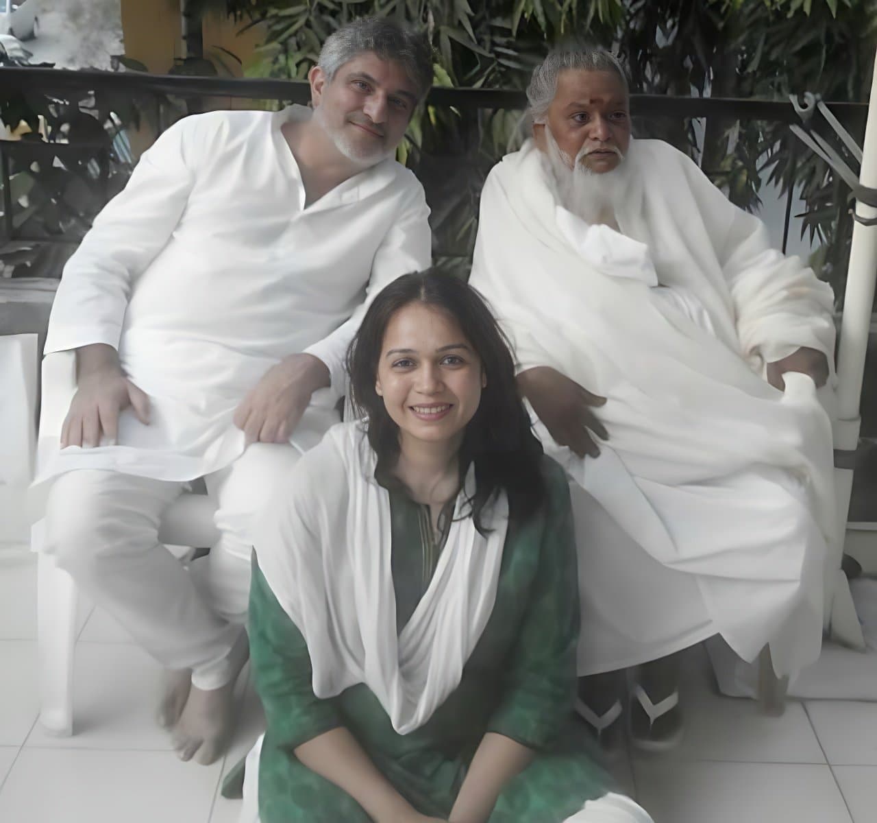 Dr Seema Tai with Guruji Naushir and his Guru Sadguru Shri Govindagiri Swamiji in Bengaluru